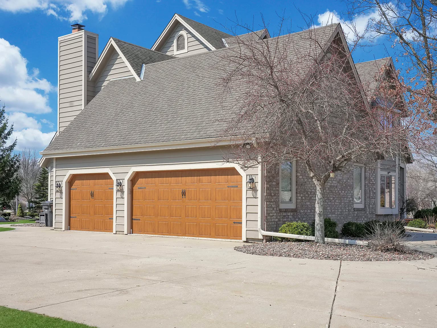 Three-car garage wing